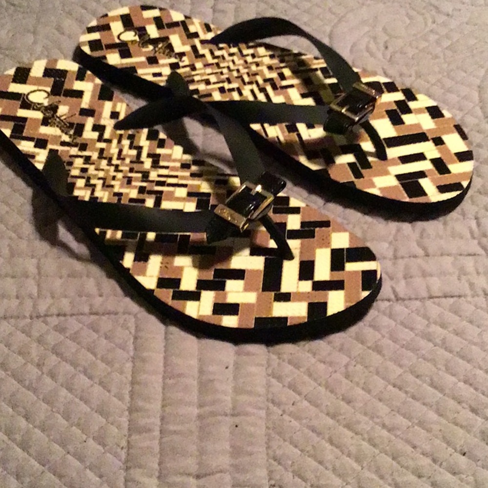 Cole Hahn Stylish Geometric Flip Flops.